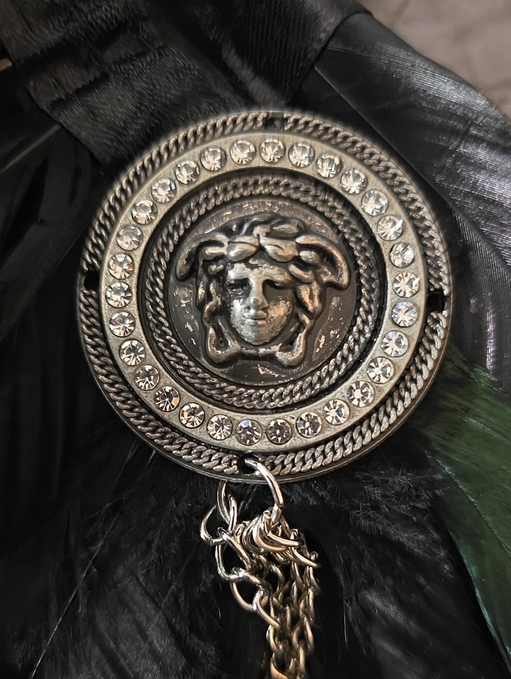 Feather Collar With Chain Closure - Picture 5 of 5